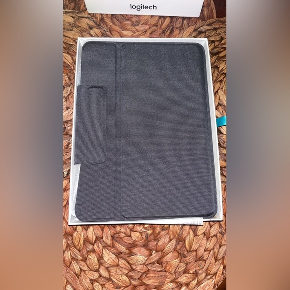 Logitech Rugged Folio Keyboard Case for Apple iPad 7th & 8th Generation - Picture 6 of 13